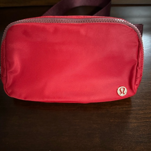 Lululemon Everywhere Belt Bag 1L In Dark Red/Gold Logo - Picture 7 of 7